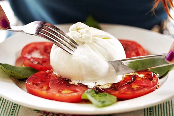 How and with what to eat burrata